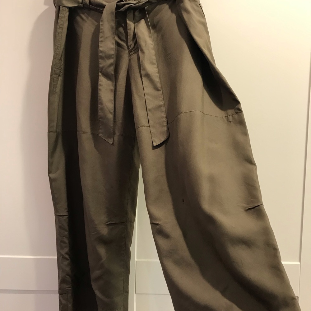 Banana Republic Wide Leg Capri Pant. Size 10.